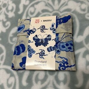 BAGGU The Met Blue and White Butterfly Vase Standard Reusable Bag